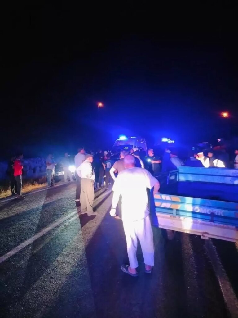 siirtte-dugun-donusu-minibus-devrildi-JP3YA8KW.jpg