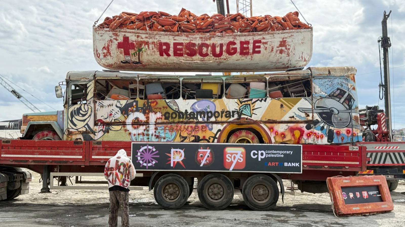 contemporary istanbulda kacak sokulan tir ve multeci botuyla filistin protestosu yapildi iste surpriz eylemden kareler UxZRvU99