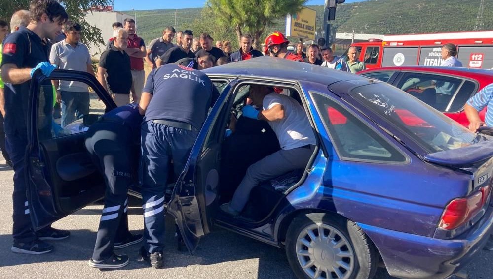 Muğla’da araçlar birbirine girdi: “Trafik ışıkları arızalandı” iddiası
