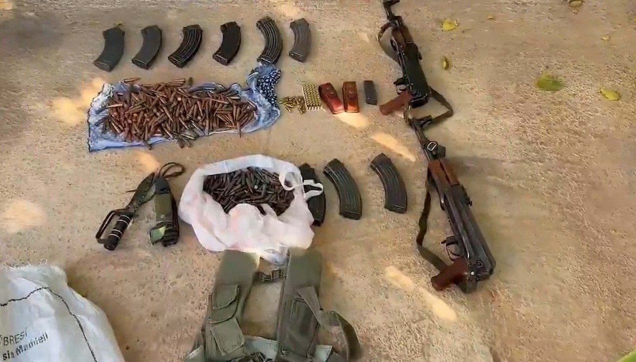 Taş ve tezek arasına silah ve uyuşturucu gizlemişler: 12 gözaltı