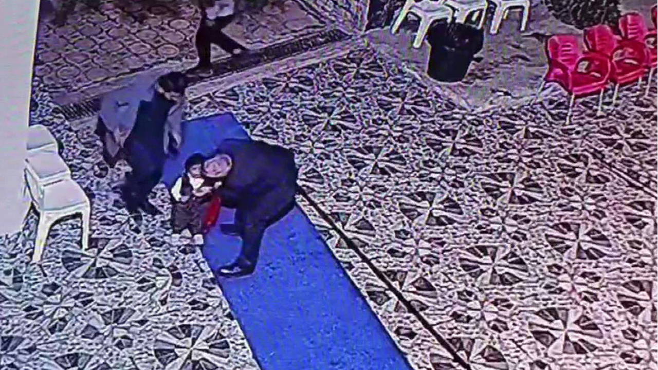 Düğünde boğazına şeker kaçan çocuk, gazetecinin “Heimlich manevrası” uygulamasıyla kurtarıldı