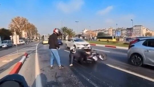 İstanbul’da yola yağ döküldü: Motosikletliler peş peşe kayarak düştü