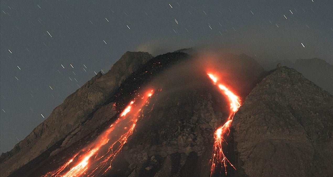 Japonya’da Sakurajima Yanardağı patladı