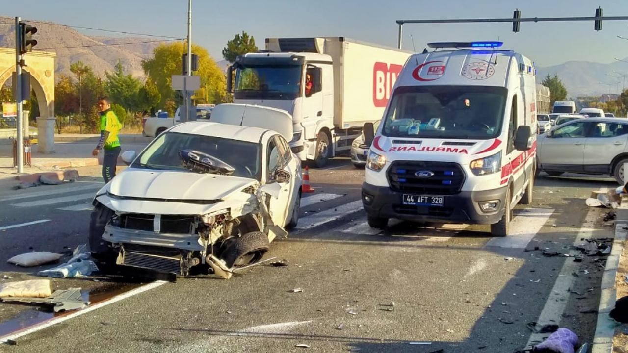 Malatya’da iki otomobil çarpıştı: Yaralılar var