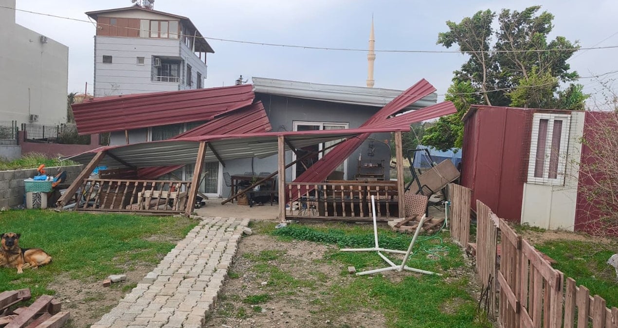 Hatay’da kuvvetli rüzgar çatıları uçurdu