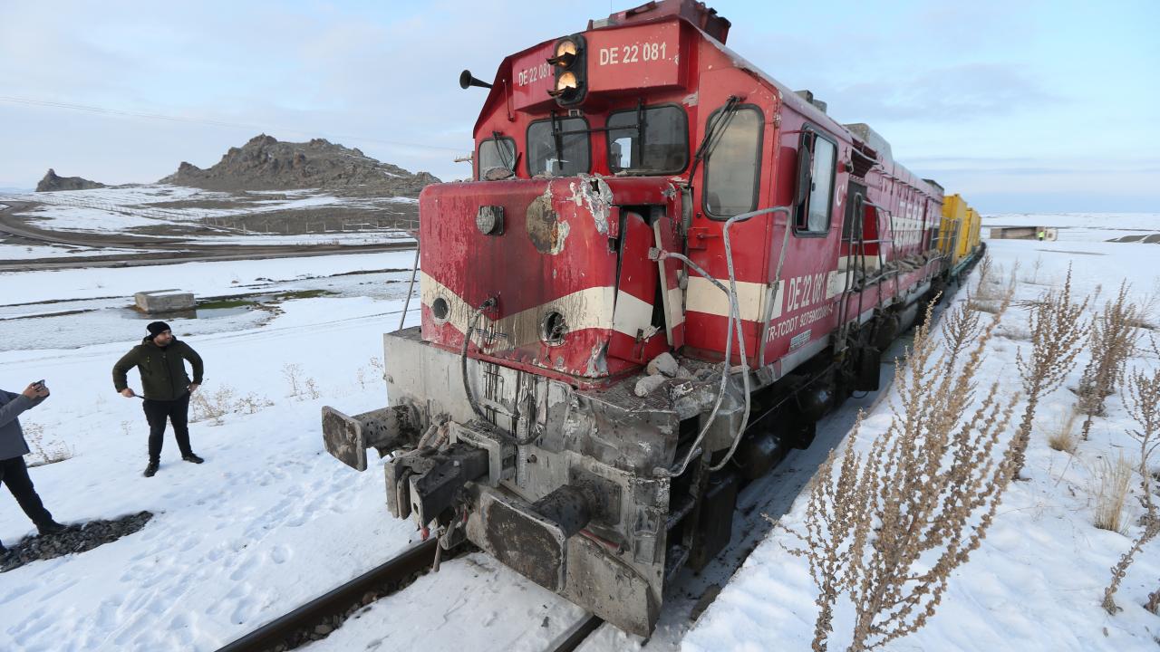 Kars’ta korkunç tren kazası: Kamyon sürücüsü öldü!
