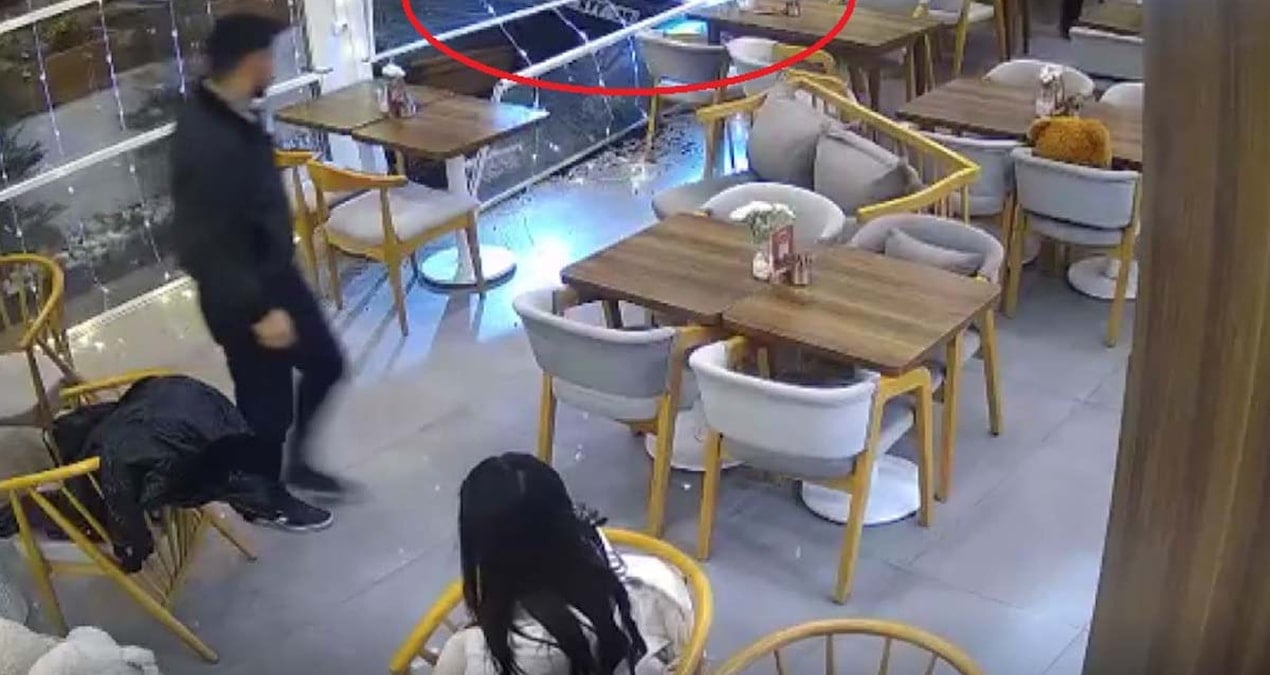 Talas’ta kontrolden çıkan otomobil kafeye daldı