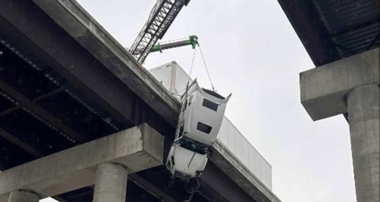 TIR’ın kabini, motorunda ayrıldı: Sürücü 5 saat köprüde asılı kaldı