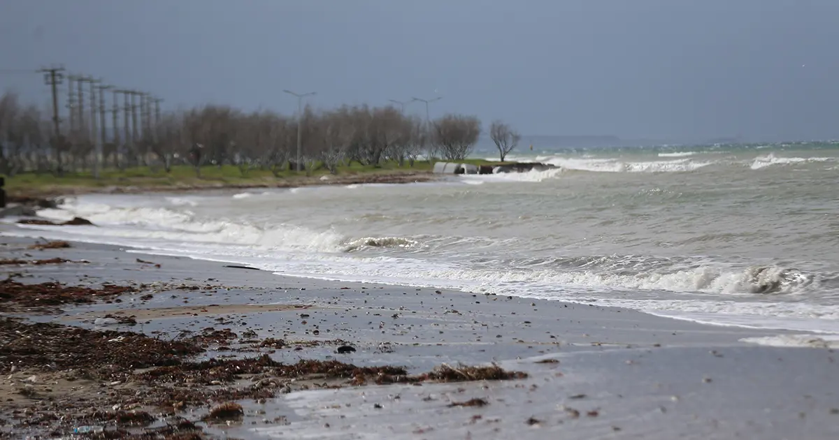 Çanakkale Boğazı’nda transit gemi geçişlerine fırtına engeli