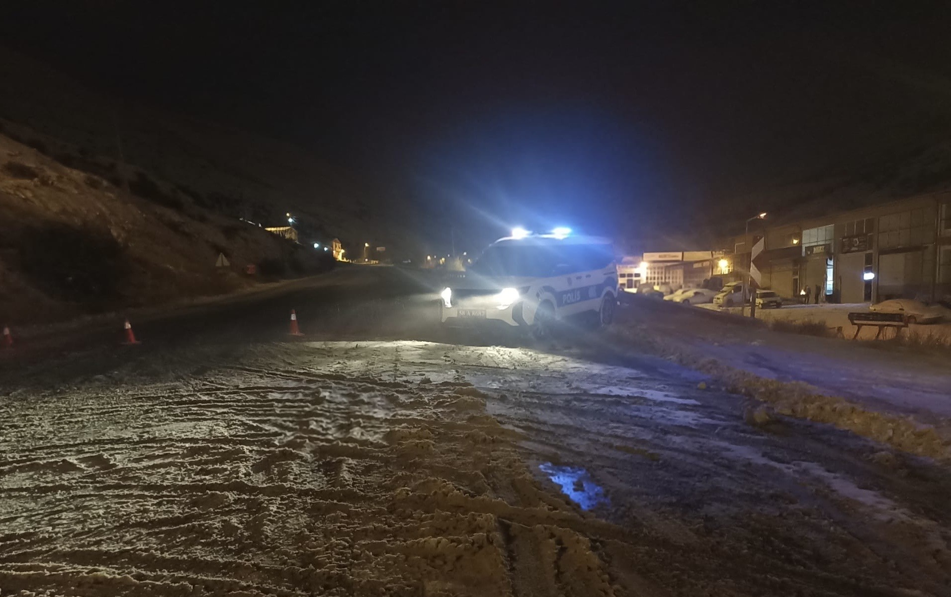 Sivas’ta yoğun kar ve tipi. Kayseri-Malatya kara yolu trafiğe kapatıldı