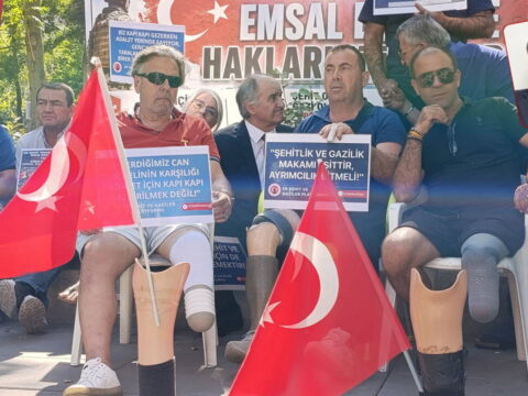 Gaziler protez bacaklarini cikardi adalet talebini yineledi cvAxCi7Z